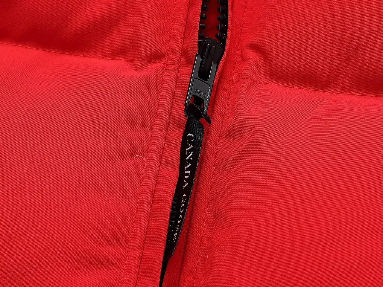 P840 Canada Goose Canada Goose #Expedition04 Parker, a treasure of Canadian origin! Limited supply worldwide! Canada Goose Model 04 is a top-notch couple model. The polar cold-proof outdoor series fur collar detachable hooded parka down jacket is the first Goose in 2024. I hope my partners will like it. Peak quality. I hope everyone can identify it together! The most popular cool items of the Big Goose family in 2024 are online. The same popular product of Yi Yang Qianxi is said to be a joint limited edition Big Goose that cannot be bought in autumn and winter. If you dislike the sameness of the Big Goose in the past, then this model will definitely give you a different experience! This year's most powerful couple's collection for autumn and winter is online, a top-notch luxurious ready-to-wear style, paired with an outdoor warm down jacket with great style and charm! The most standard and classic items of the Daye family in the past two years are equipped with unique reflective stripes for embellishment, which further shows the high-end fashion performance effect. With the embellishment of hardware buckles, it has excellent performance effect. The upper body is clean, simple and elegant, even for urban leisure. It is suitable for various occasions. Designed with large pockets, this model has a large capacity and is equipped with reflective stripes, making it safer at night. It is suitable for various adventure activities. It is made of windproof and waterproof technical materials. The interior is filled with full white duck down, which is absolutely cold-proof and warm. It also has a stand-up collar design and fine fluff at the collar, with meticulous attention to detail! The charm of this model is also more spiritual, and the upper body has more temperament and specifications. It perfectly shows the ultra-high standard of fashionable performance of this model, integrating outdoor and life, and you can even create high-street wear! The most pinnacle limited-edition goose that we have presented so far, both in terms of design and detailed materials, it is completely outstanding. The grand and evergreen version design is matched with cool reflective elements. The overall appearance can be said to be quite high, and it has that kind of powerful outdoor performance! It combines high-end casual attributes with high-street style. It is high-grade, domineering, warm, and beautiful. The visibility of the upper body is quite strong, and the configuration of the owl element is highly brand-recognizable. The overall brand performance and visual effects are fully enhanced, and it also has the high-end sense of fashion and fashionable performance. It is a must-buy product because this is the most awesome down brand on the earth and one of Canada's three national treasure brands. It is also a very sentimental down luxury brand. In the field of polar cold-proof clothing, goose has made an irreplaceable contribution.. SIZE: XS S M L XL XXL Color: black, off-white, red, navy blue, gray
